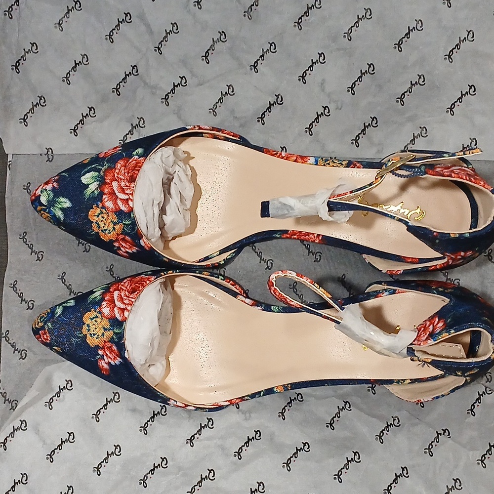 12. NWOB Cupid Floral Multi-color Fabric Shoes Size: 6